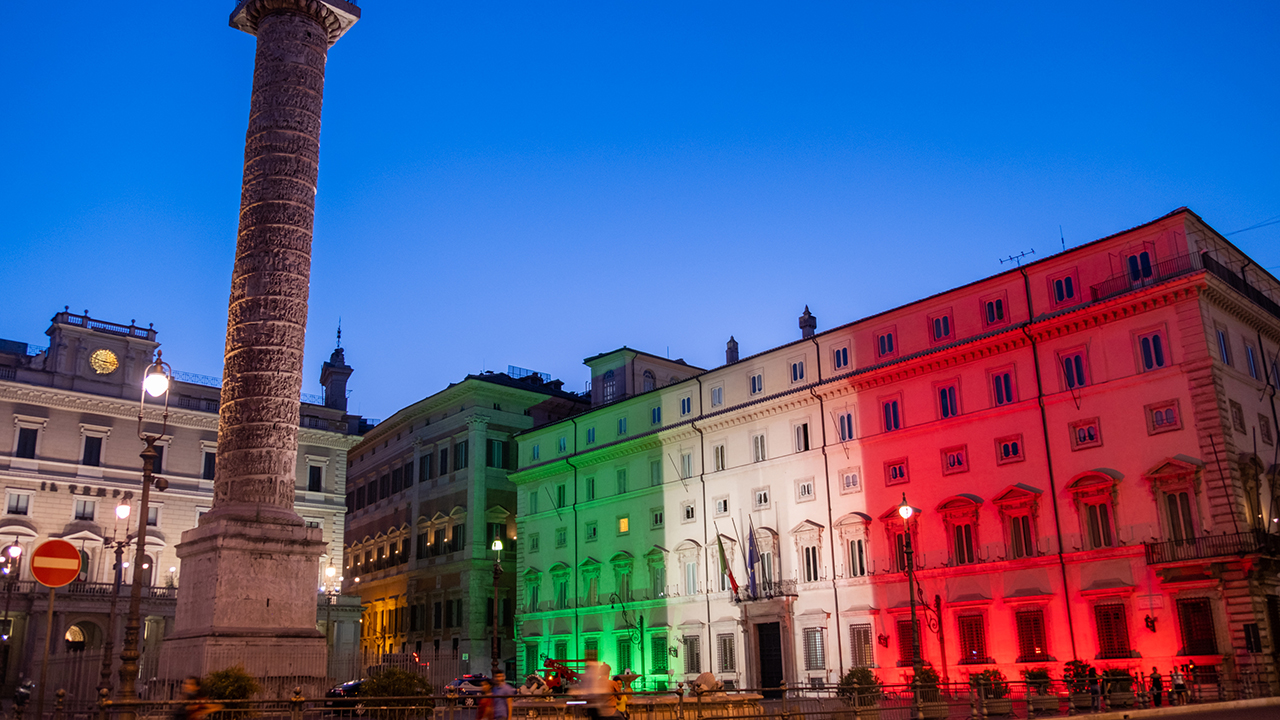 Palazzo del governo con bandiera italiana
