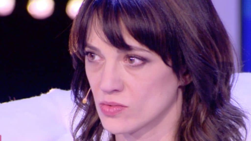 asia argento piange