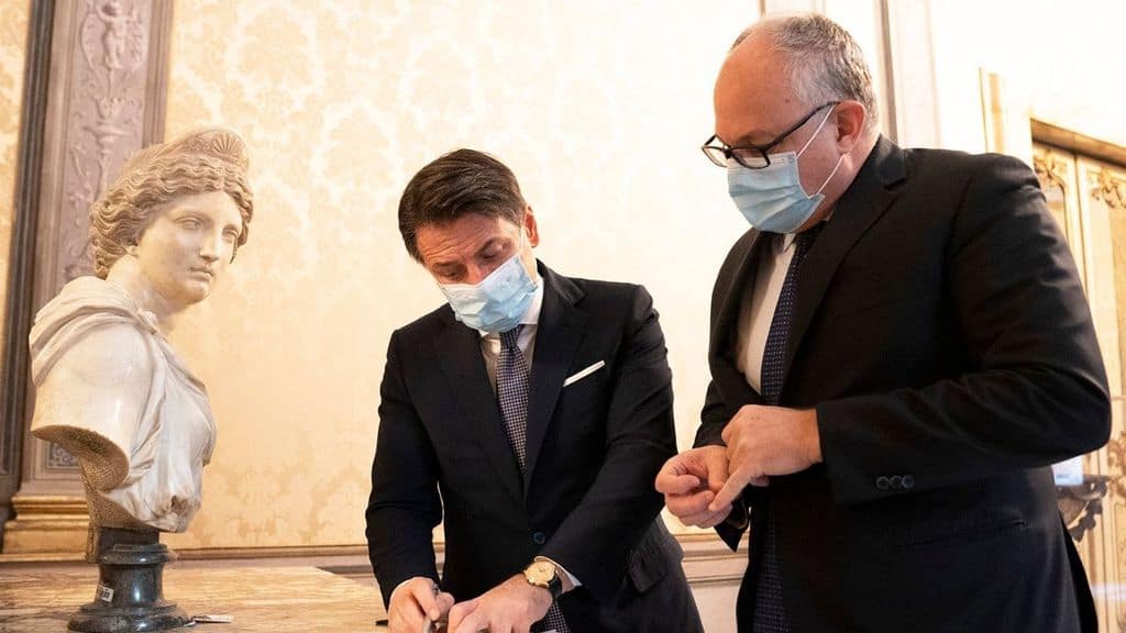 Il Presidente del Consiglio Conte e il ministro dell'economia Gualtieri