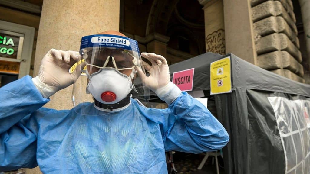 medico indossa le protezioni per fare il test del coronavirus