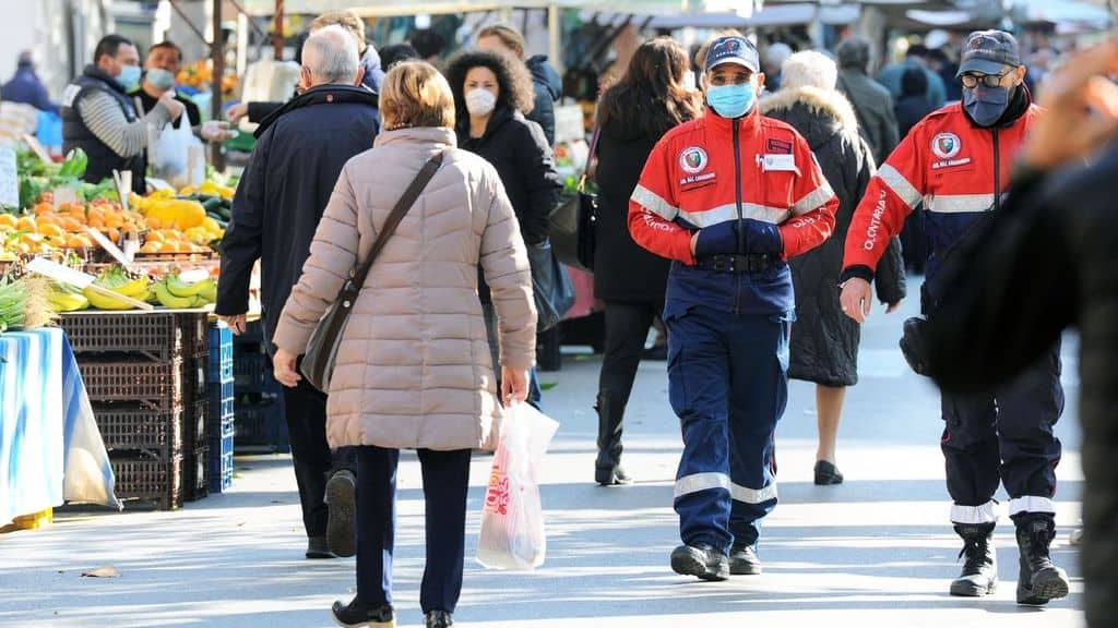 mercati affolati con persone con mascherine