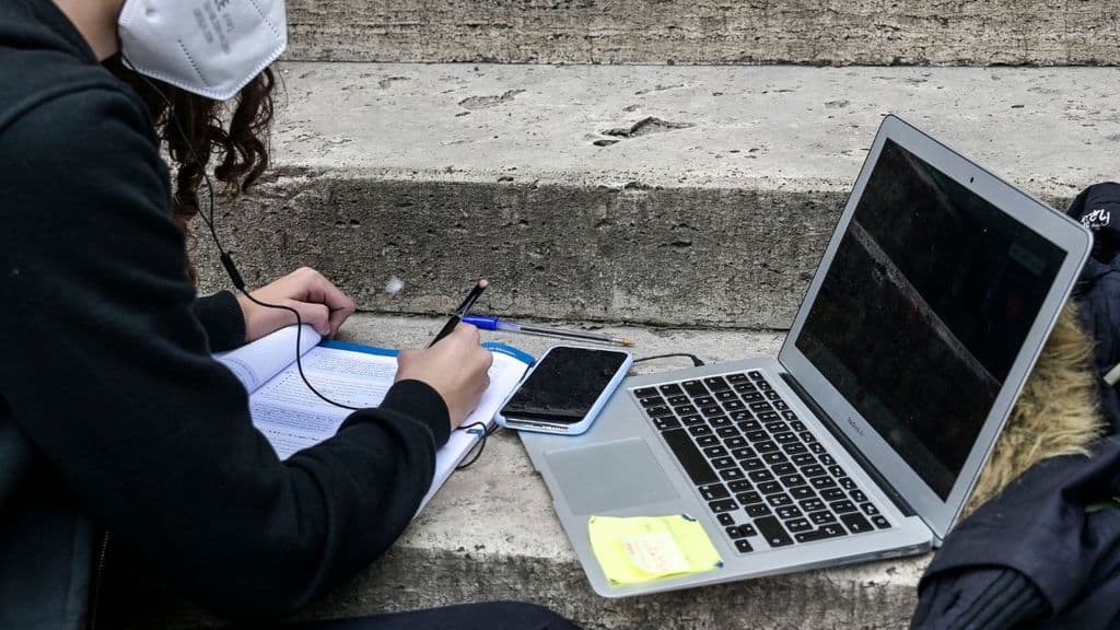 Studentessa che partecipa alle lezioni con la dad