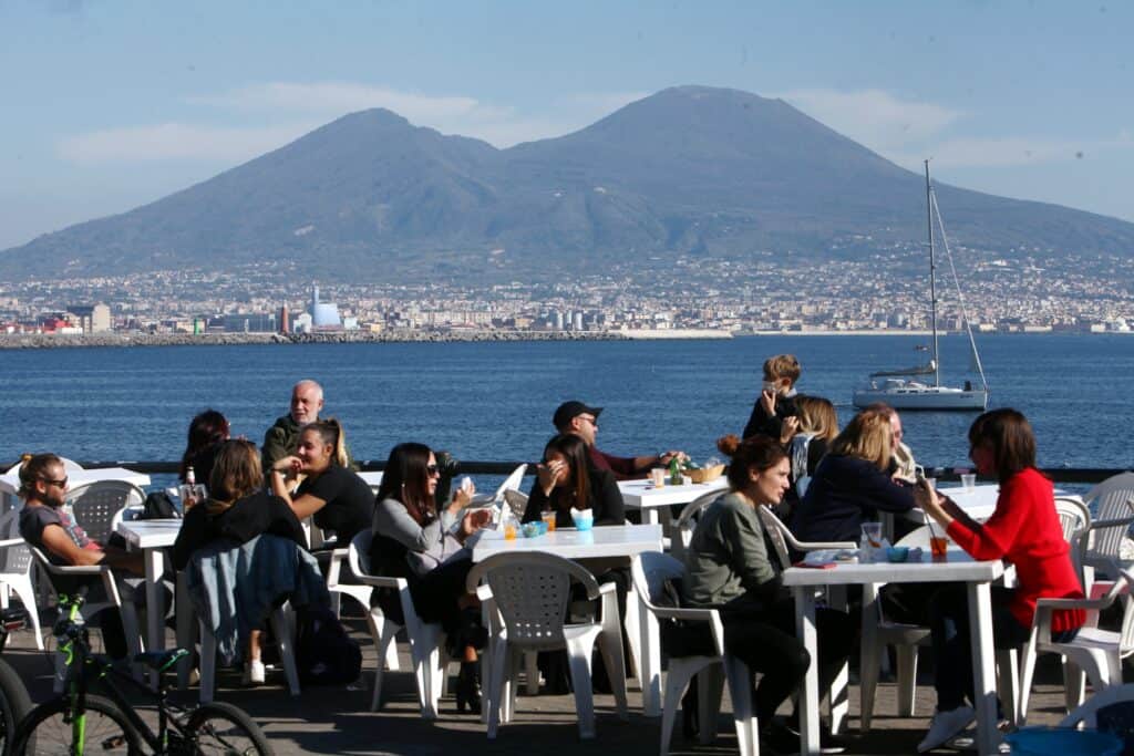 Folla di persone sul lungomare di Napoli nonostante le raccomandazioni del presidente De Luca