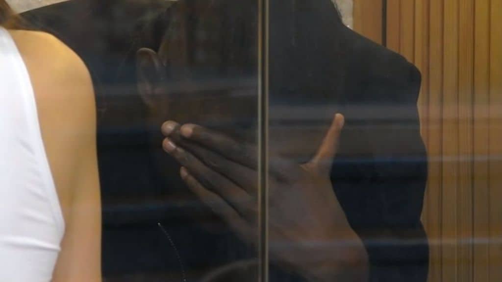 Enock Barwuah crolla nella Casa del GF Vip