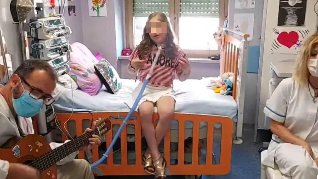 ines mentre canta in ospedale