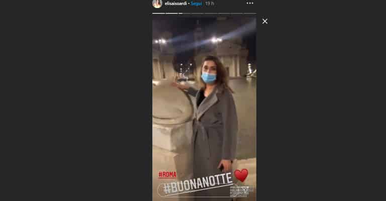 Elisa Isoardi e Raimondo Todaro augurano la buonanotte ai fan vicino a una statua di Piazza del Popolo a Roma