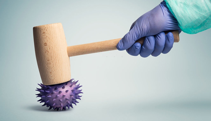 Una mano che martella il virus