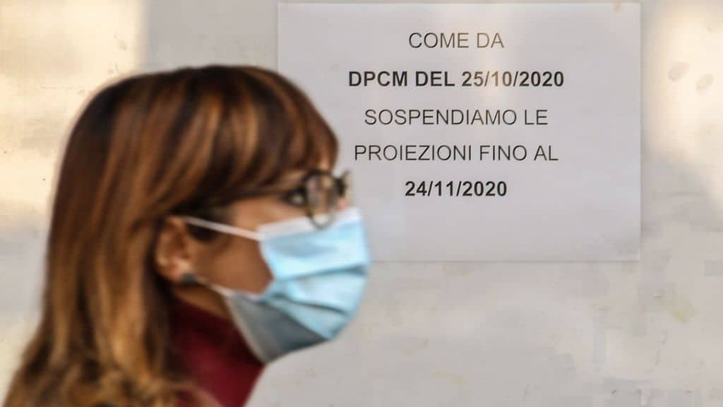 donna con la mascherina