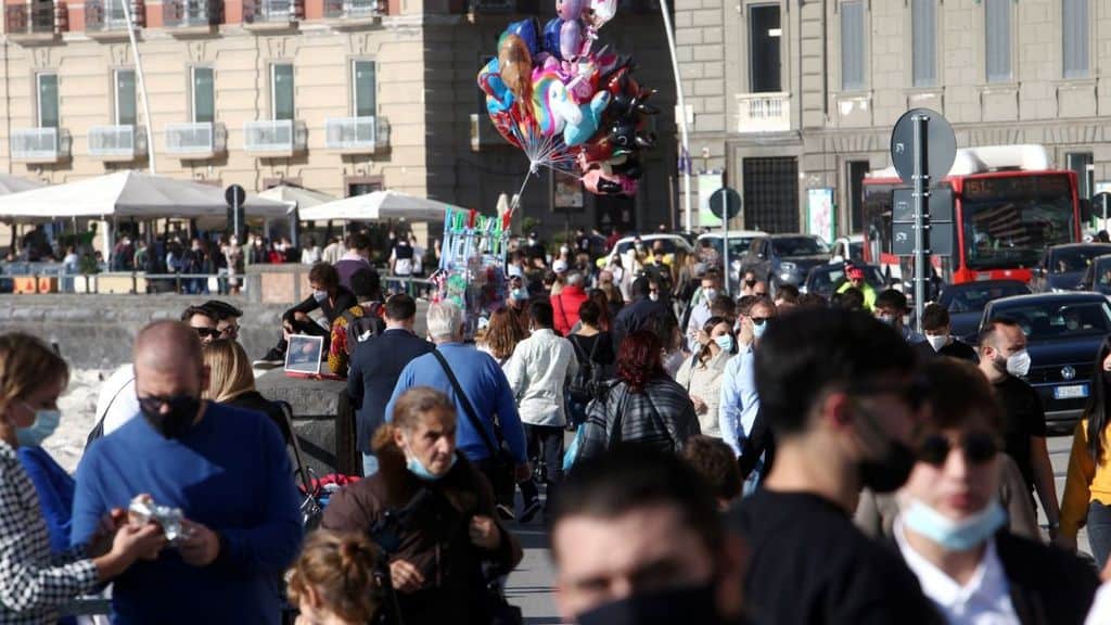 persone in strada a Napoli