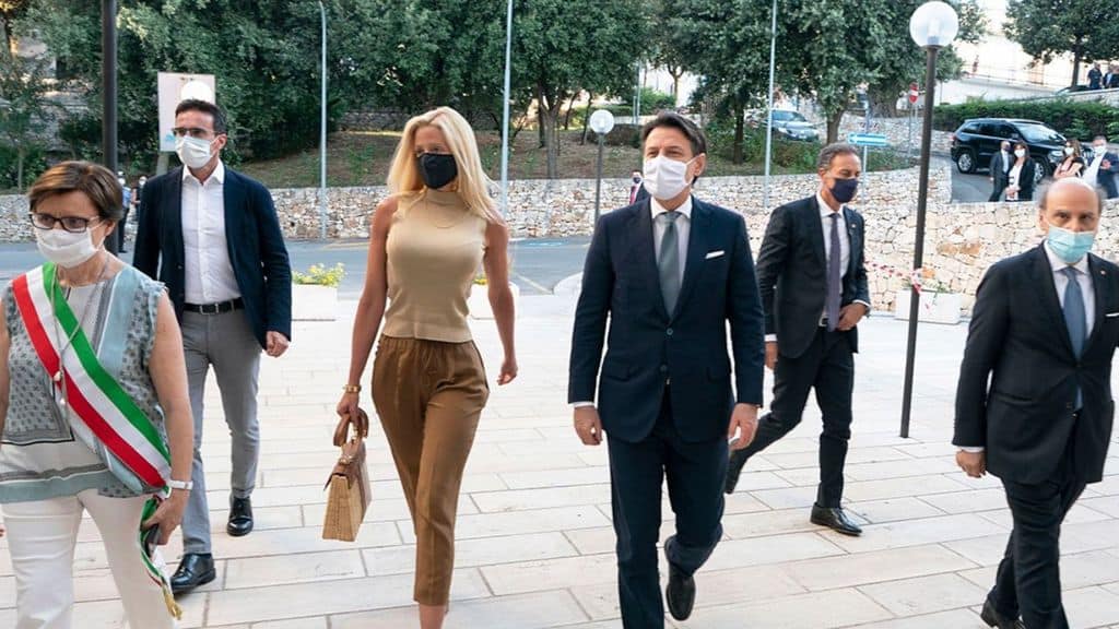 Olivia Paladino e Giuseppe Conte a un evento pubblico