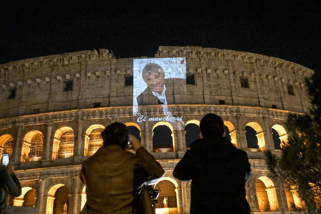 Il volto di Gigi Proietti sul Colosseo di Roma