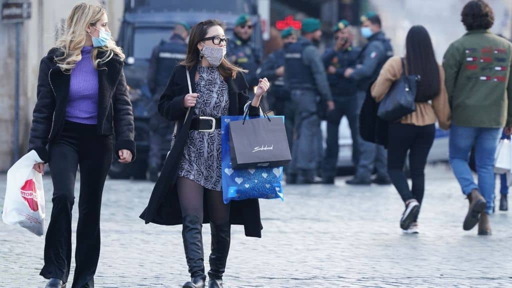 persone fanno shopping
