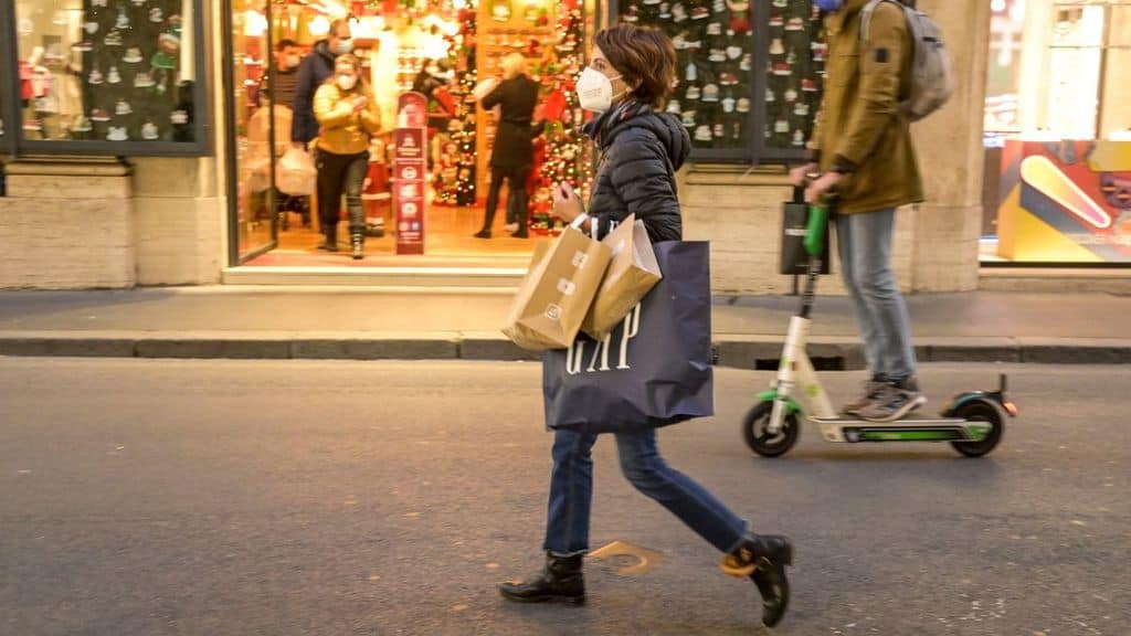 persone fanno compere natalizie