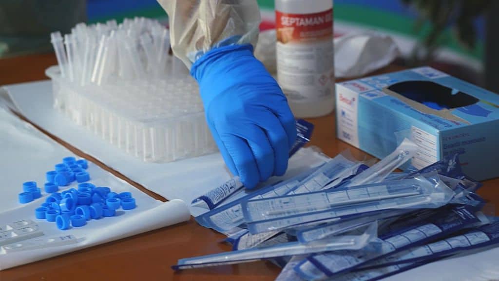 personale ospedaliero fa tamponi per il coronavirus
