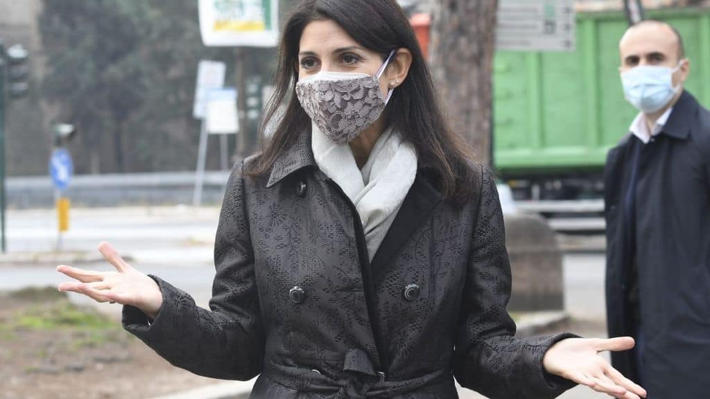 Virginia Raggi con la mascherina