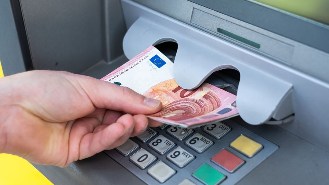 Da gennaio prelevare al bancomat costerà di più: scatta l’aumento delle commissioni