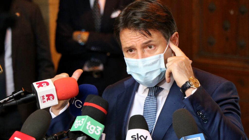 Giuseppe Conte con giornalisti