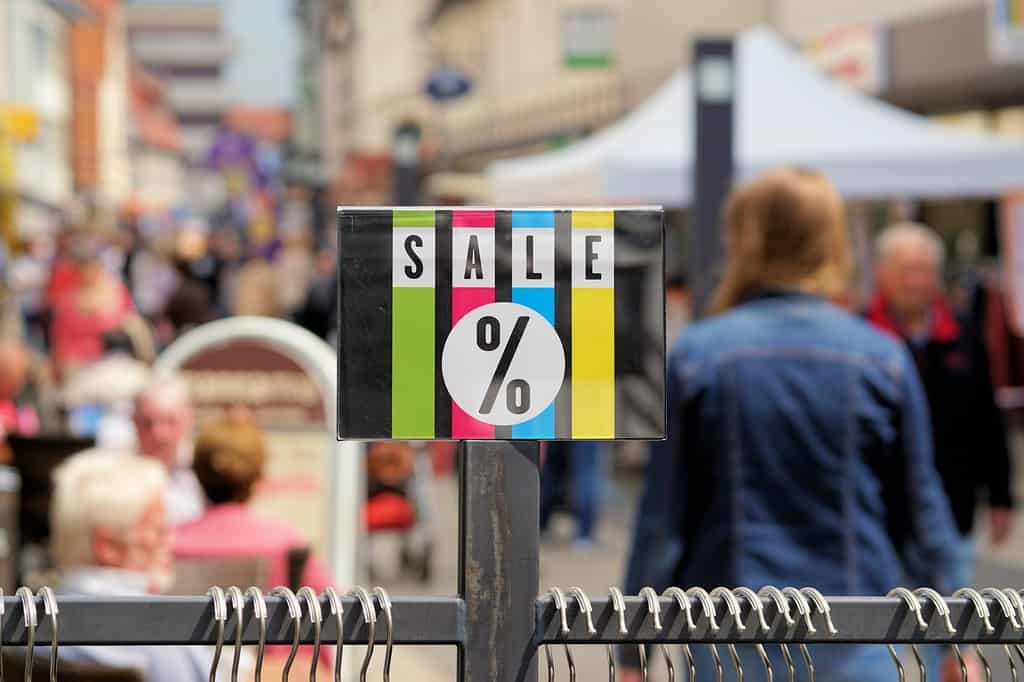 Saldi invernali cartello con percentuale di sconto
