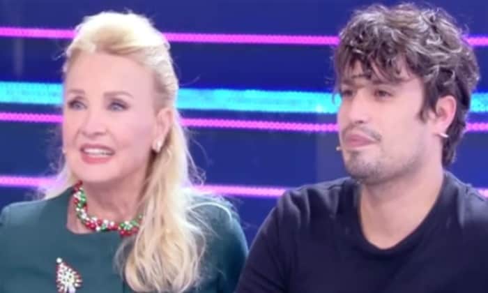 Barbara Bouchet a Domenica Live con il figlio