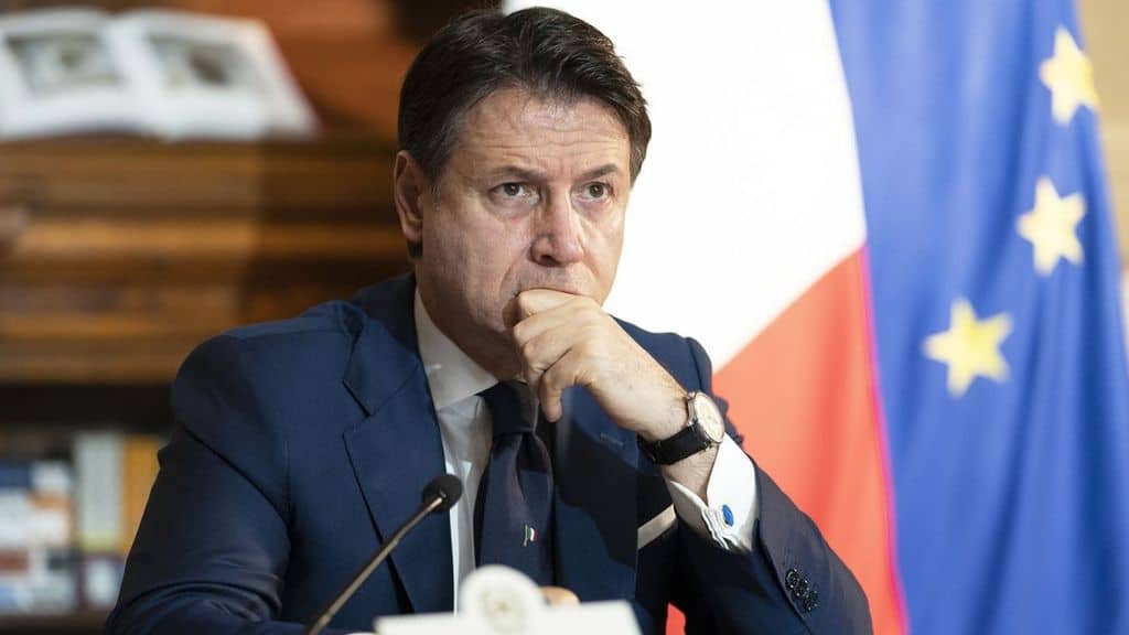 Giuseppe Conte seduto in ufficio