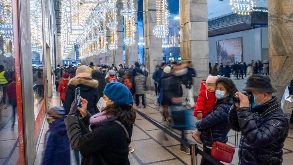 persone fanno shopping