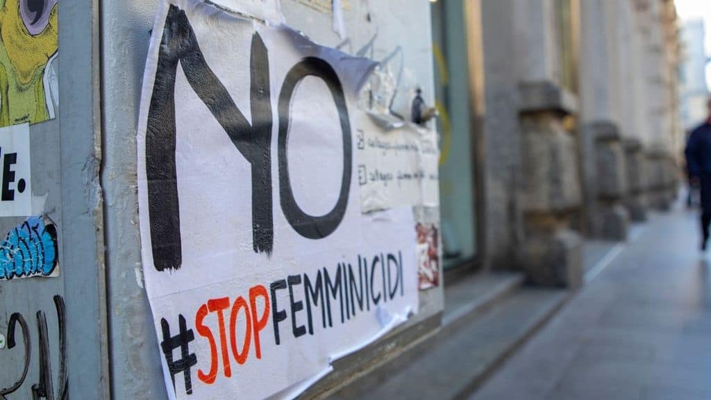 STOP FEMMINICIDI STANCIL NELLE STRADE DI MILANO CARTELLI CONTRO OMICIDIO DONNA DONNE FEMMINICIDIO