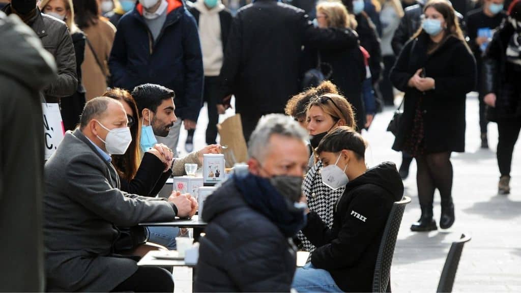 Persone al bar in zona gialla
