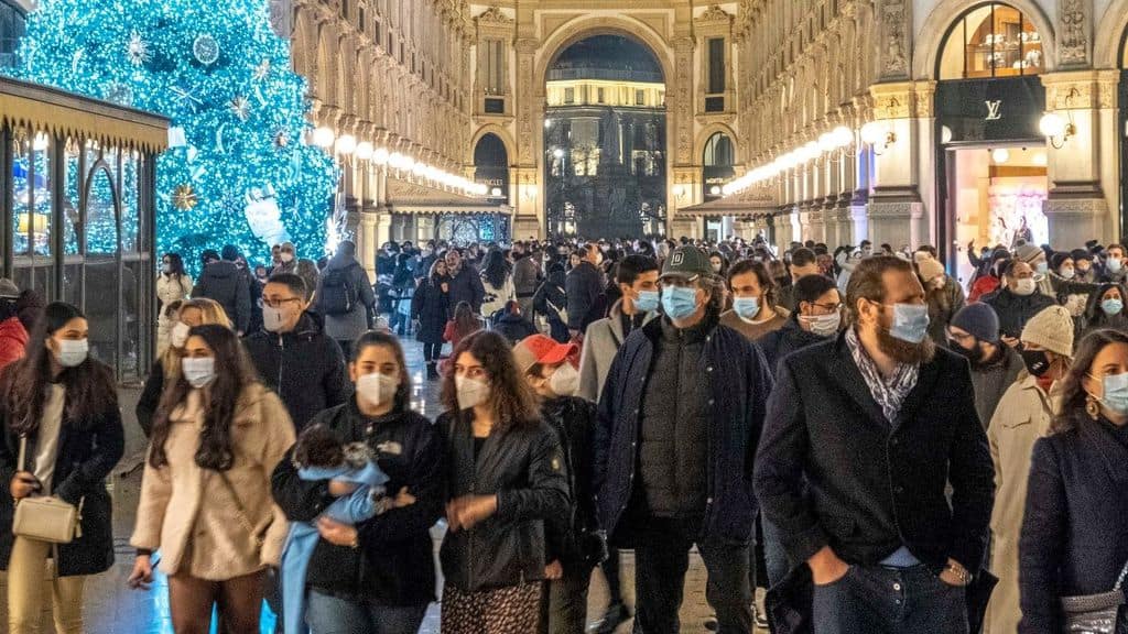 Folla in giro per Natale con Coronavirus