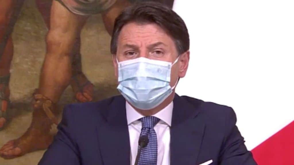 giuseppe conte in conferenza stampa