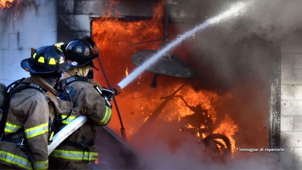 Pompieri spengono un incendio in casa