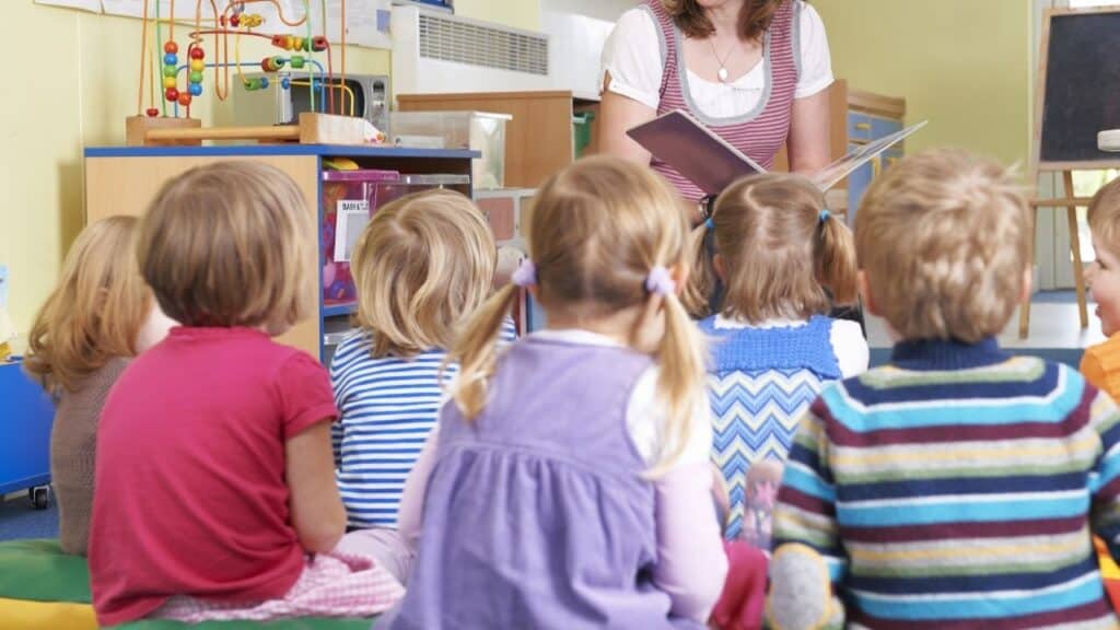 maestra asilo bambini