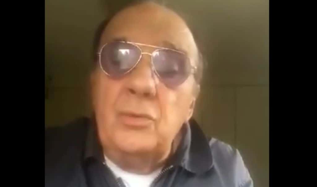 Pepe Salvaderi dei Dik Dik mentre canta in un video sui social