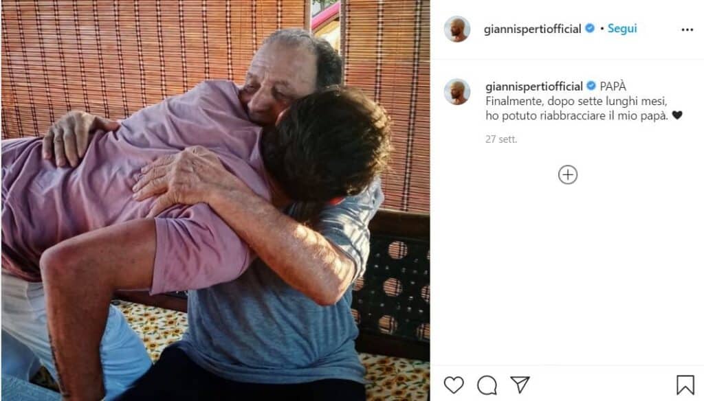 Gianni Sperti abbraccia il padre