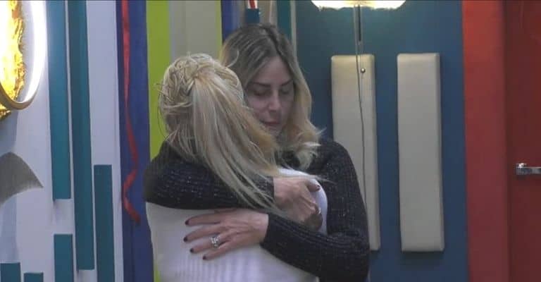 Abbraccio tra Stefania Orlando e Maria Teresa Ruta