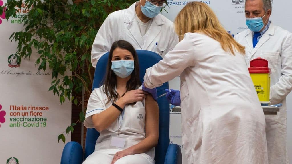 operatori sanitari vaccinati allo spallanzani