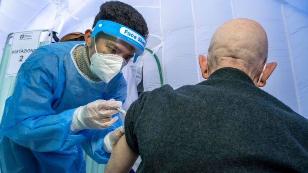 Gb approva vaccino anti Covid in emergenza, primo paese al mondo Gb approva vaccino anti Covid in emergenza, primo paese al mondo