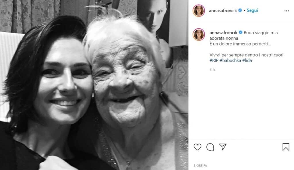 Anna Safroncik sorridente a fianco della nonna