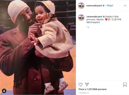 Kobe Bryant con in braccio la figlia Natalia