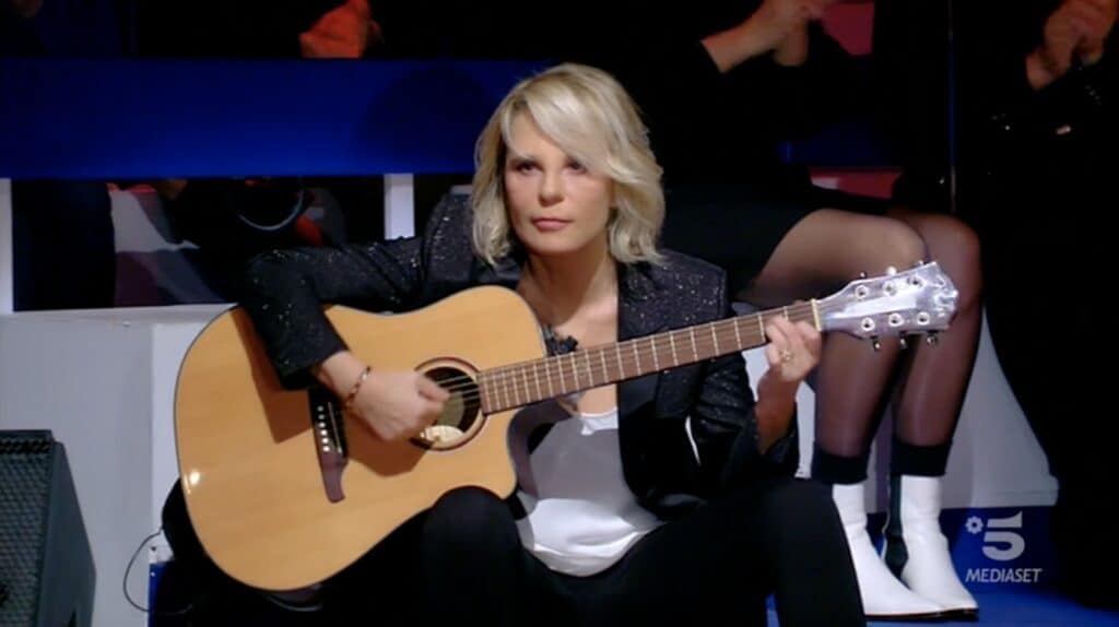 Maria De Filippi suona la chitarra