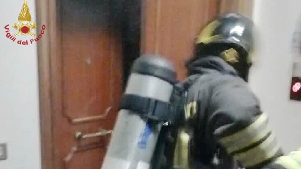 Vigili del fuoco per l'incendio a casa di Sirio