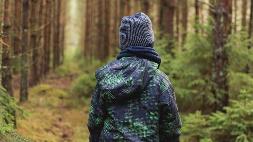 Abbandona i figli nel bosco: bambina di 2 anni muore di freddo. Caccia al padre Abbandona i figli nel bosco: bambina di 2 anni muore di freddo. Caccia al padre