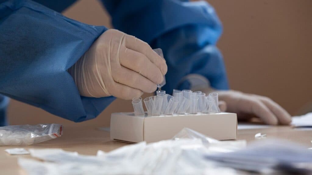 Coronavirus, numeri in salita in Italia e picco di decessi in Gran Bretagna Coronavirus, numeri in salita in Italia e picco di decessi in Gran Bretagna