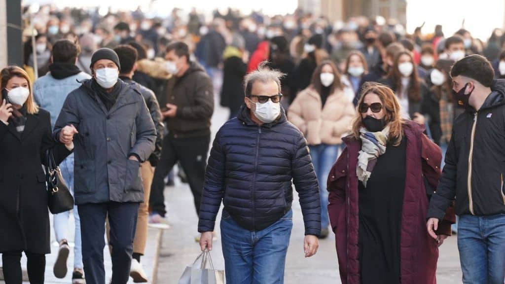 Folla in giro durante la pandemia da Coronavirus