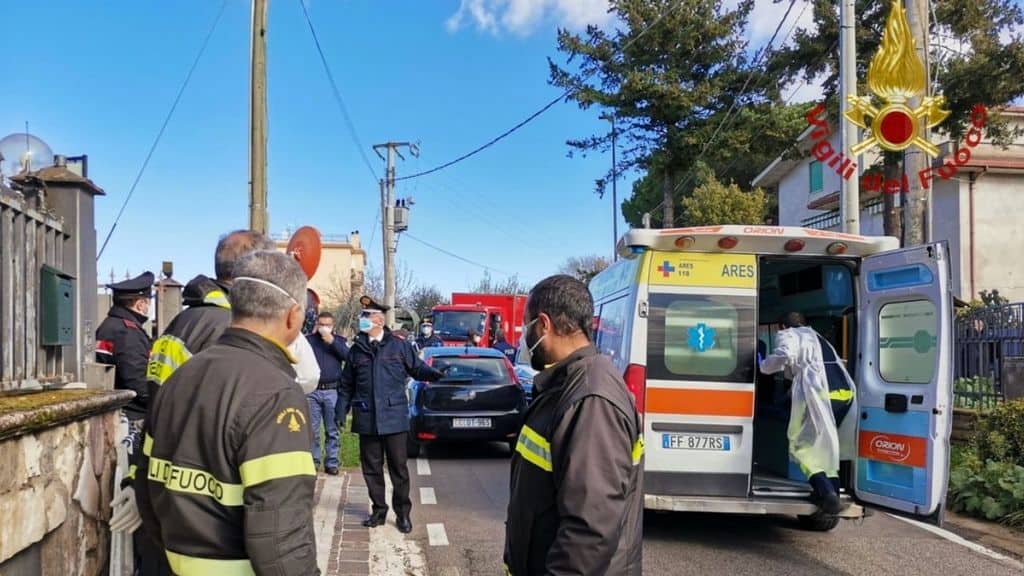 I vigili del fuoco davanti alla residenza per anziani di Lanuvio