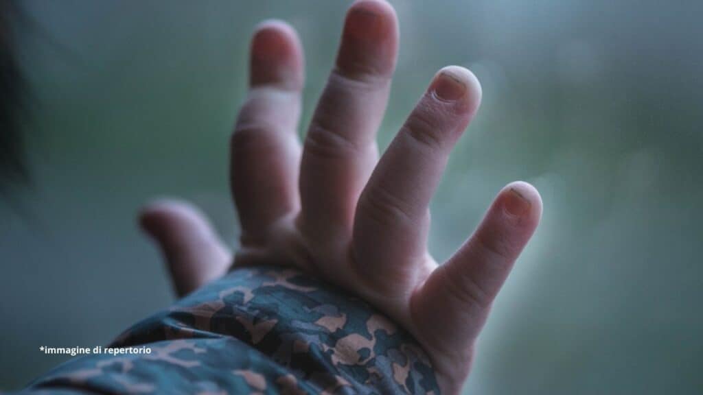 Madre soffoca e uccide il figlio disabile di 10 anni con una spugna Madre soffoca e uccide il figlio disabile di 10 anni con una spugna