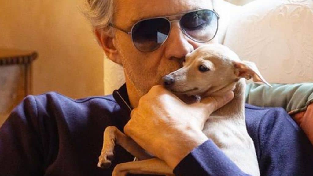 Andrea Bocelli inseme alla cagnolina Pallina