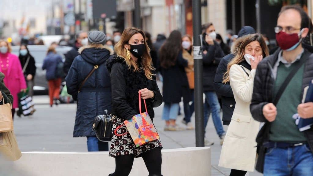 persone a spasso in città