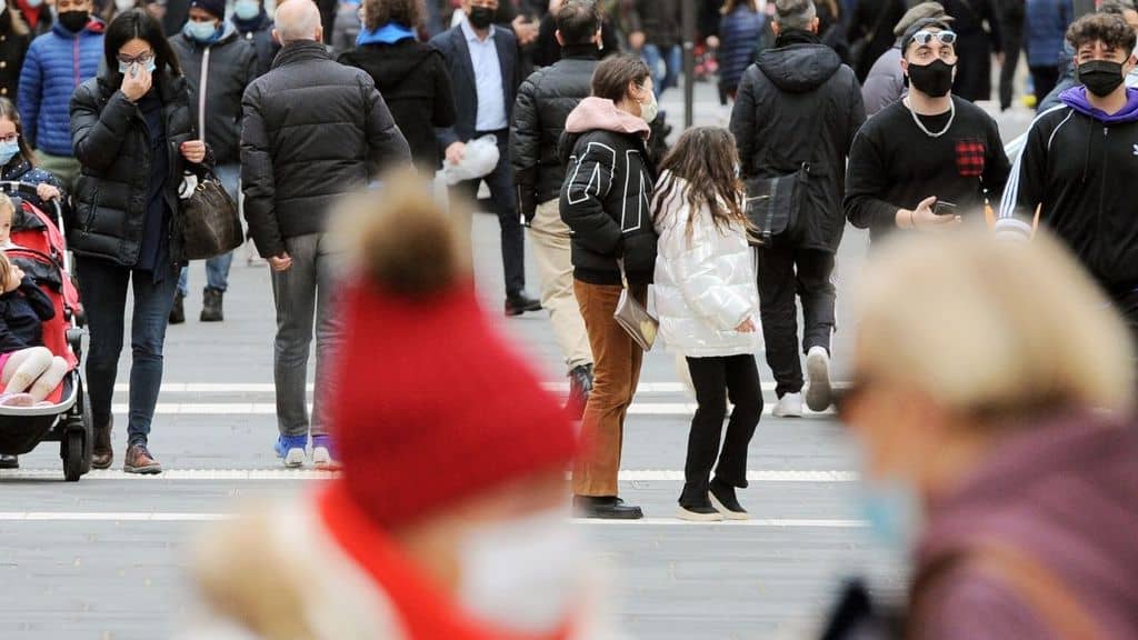 Persone in strada con mascherina