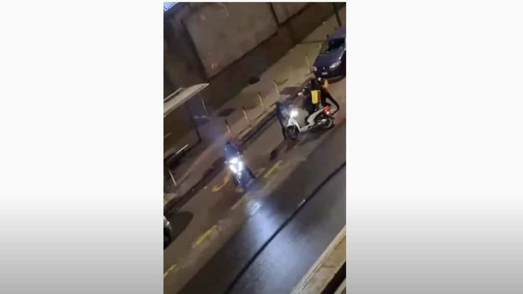 Rider di 50 anni viene picchiato e gli rubano lo scooter: il video terrificante