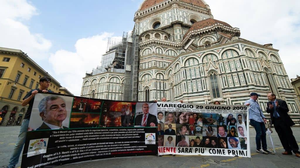Strage di Viareggio, striscione con i volti delle vittime